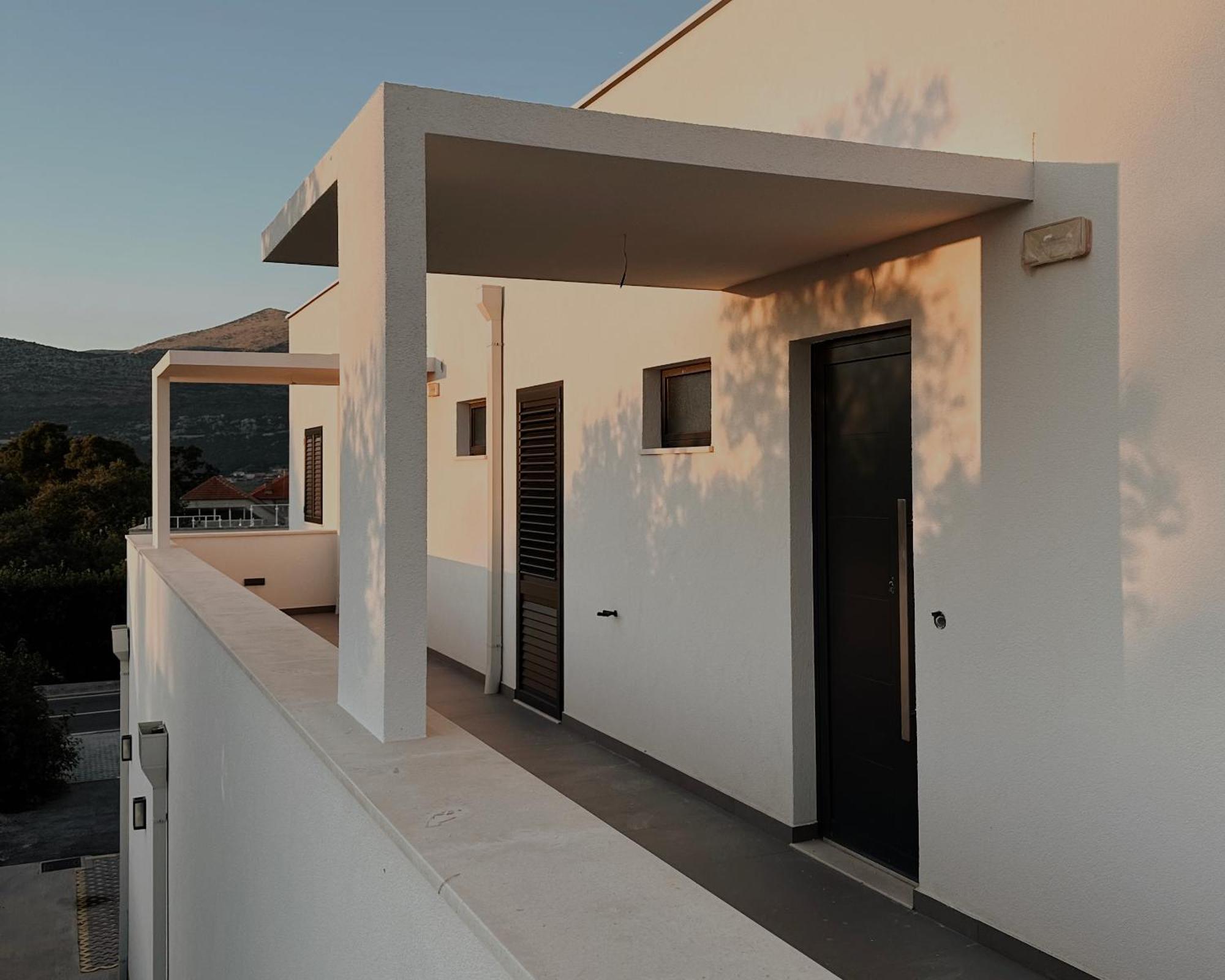 Dawn & Dusk - Modern Two Bedroom Apartment With Mountain Views Cilipi Luaran gambar